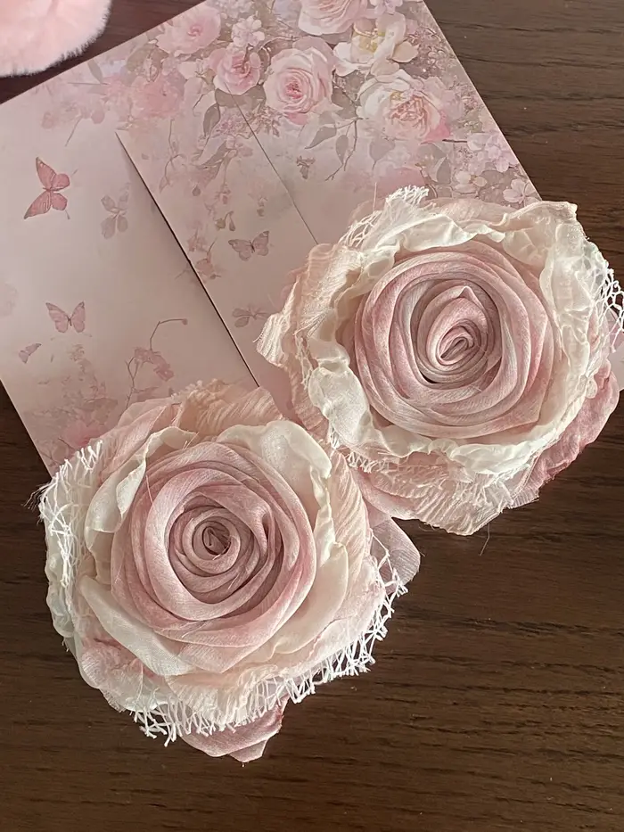 Fleurs de rose artisanales roses