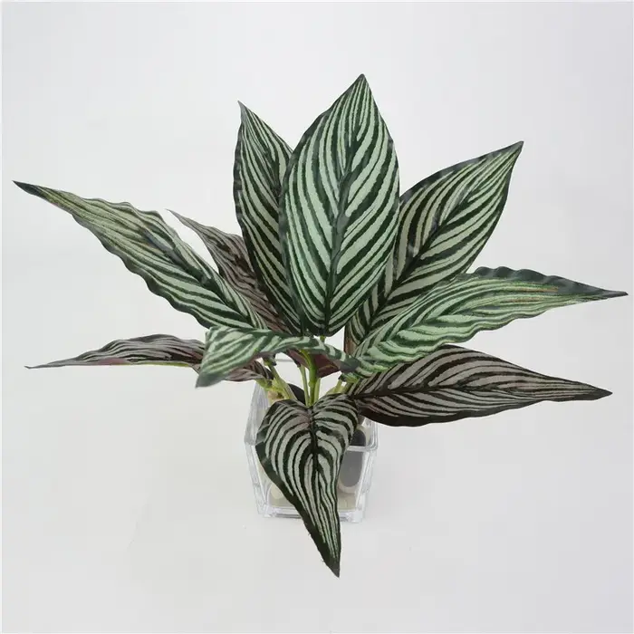 Plante verte artificielle en plastique