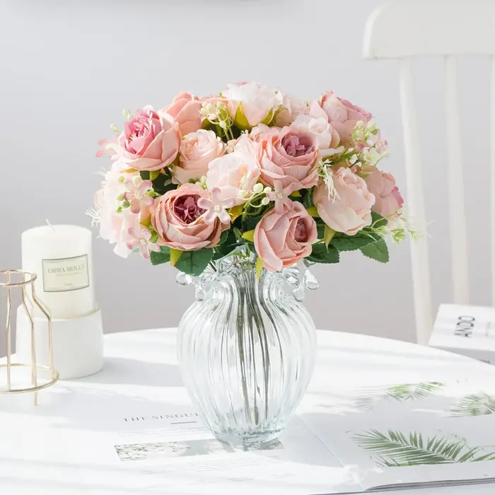 Vase à fleurs artificielles