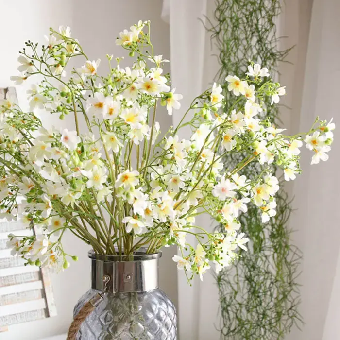Belles petites fleurs artificielles lilas