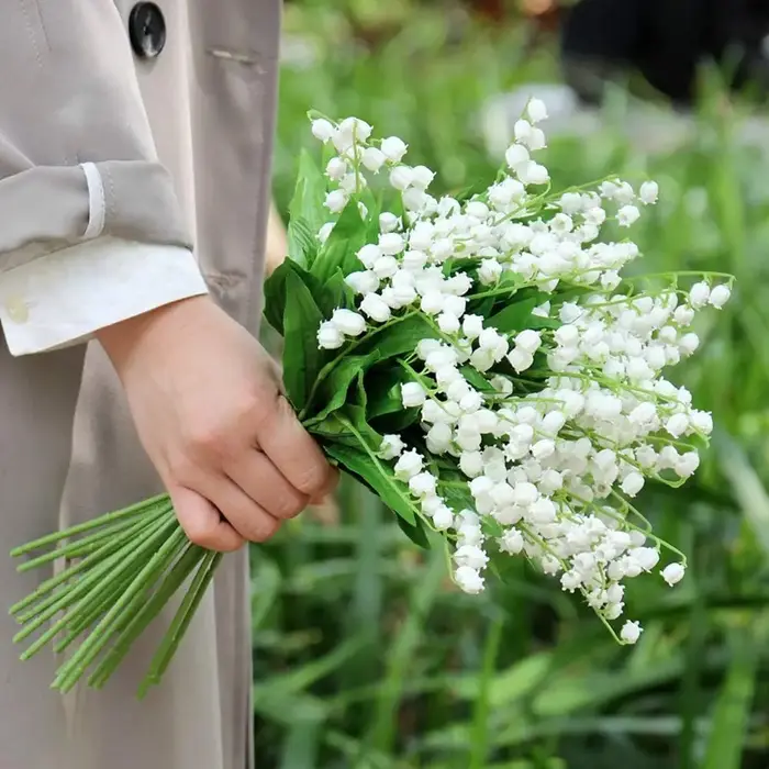 Bouquet de fleurs artificielles de lys blancs du val
