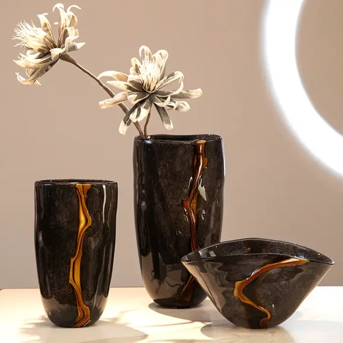 Vase à fleurs rétro noir veiné d'orange