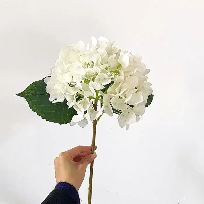 Fleur d'hortensia artificielle avec une touche de colle