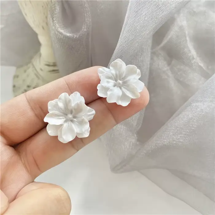 Grande fleur de camélia blanche