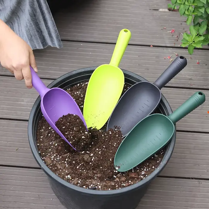 Spatule de jardinage pour ameublir la terre