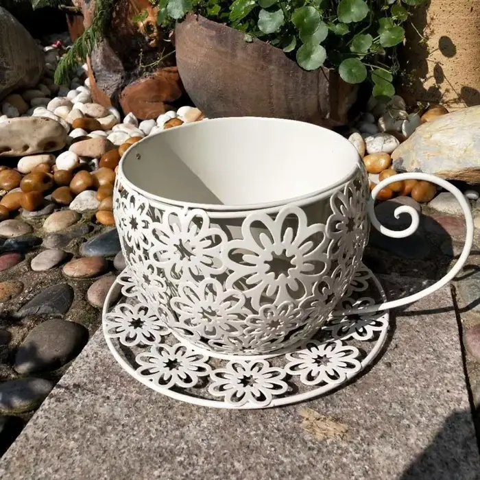 Pot de fleurs vintage en fer