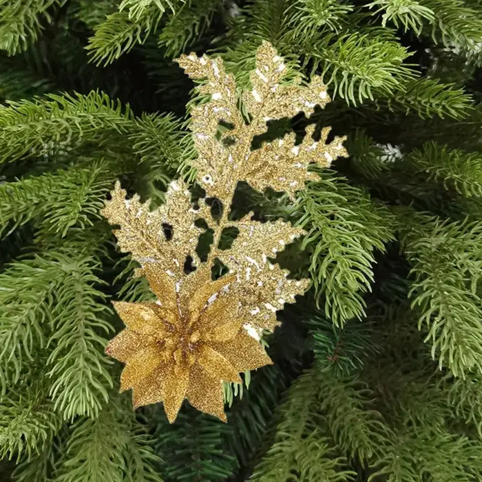 Feuilles de pin suspendues à la mode