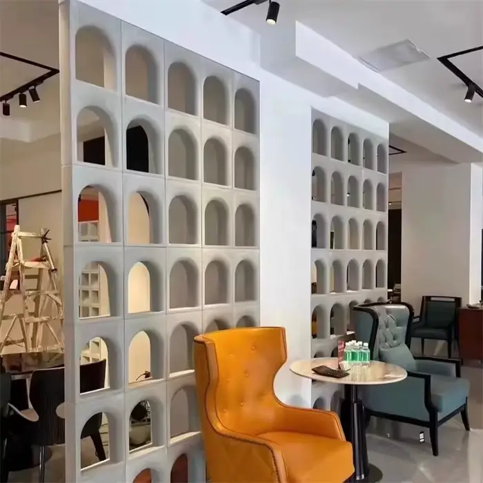 Les moules en ciment sont utilisés pour la décoration ajourée des murs intérieurs et extérieurs du jardin mettant en valeur un moule personnalisé en béton
