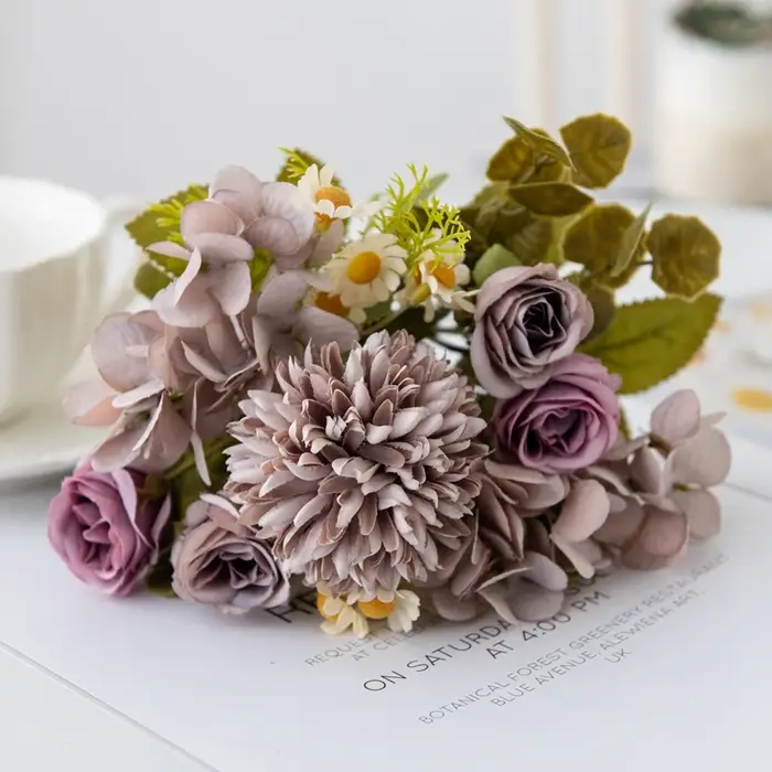 Combinaison de fleurs artificielles