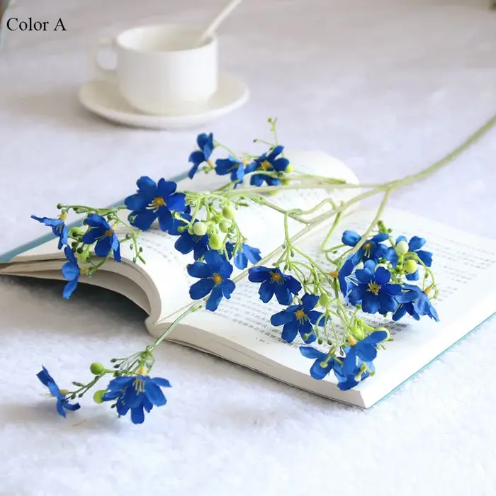 Belles petites fleurs artificielles lilas