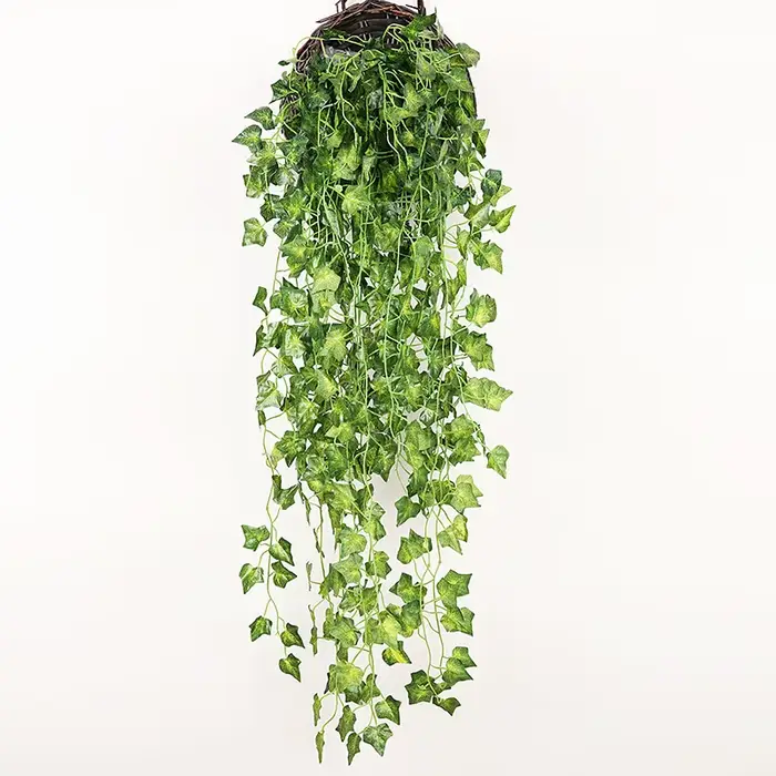 Plantes vertes artificielles suspendues