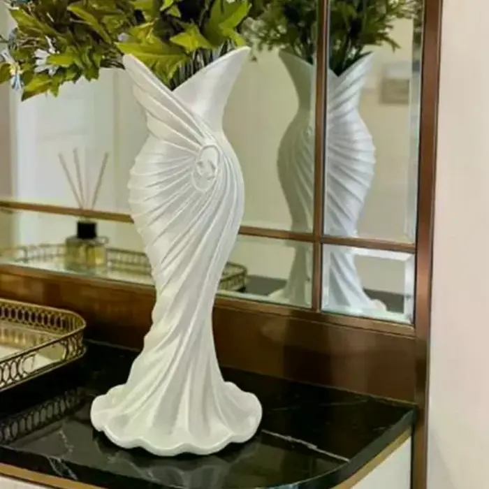 Vase en plastique élégant en forme de robe