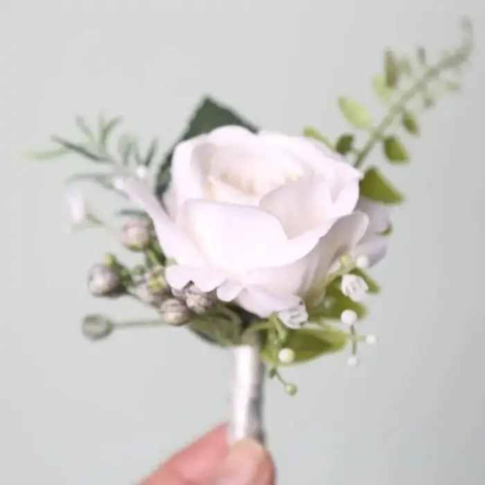 Élégantes fleurs artificielles pour boutonnière de marié et corsage de poignet pour costume de mariage