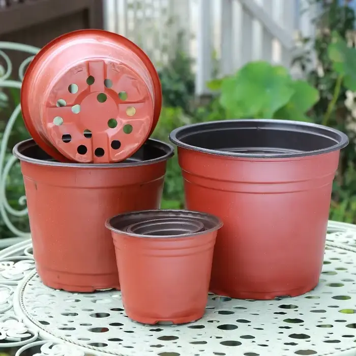 Pots de fleurs en plastique simples