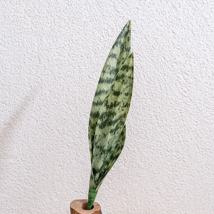Plante serpent artificielle