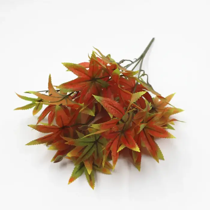Feuilles d'érable artificielles colorées pour la décoration de table