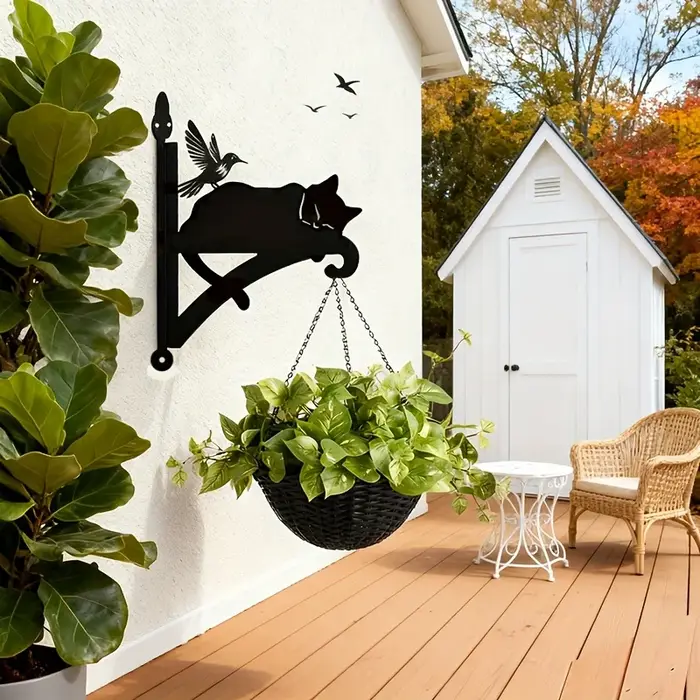 Un support de plante en fer robuste, conçu pour une utilisation en extérieur, idéal pour suspendre d