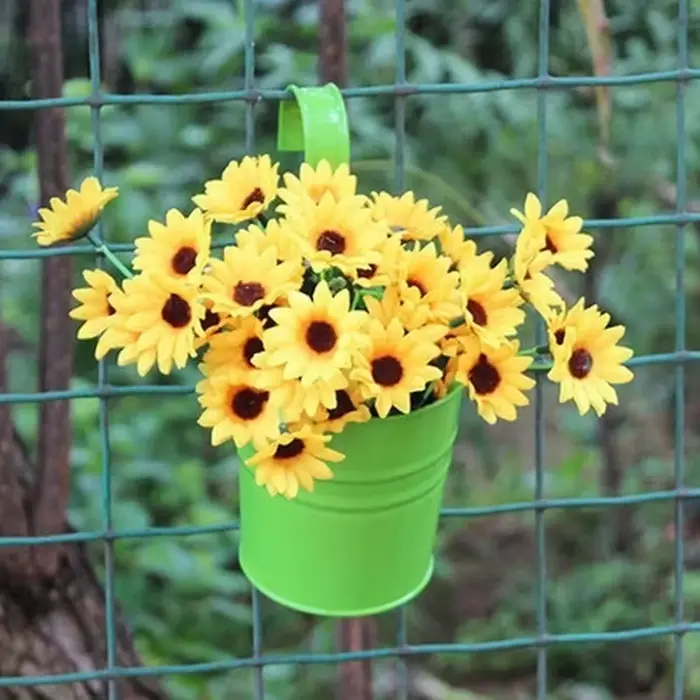 Confrontal Pot de fleur avec clou