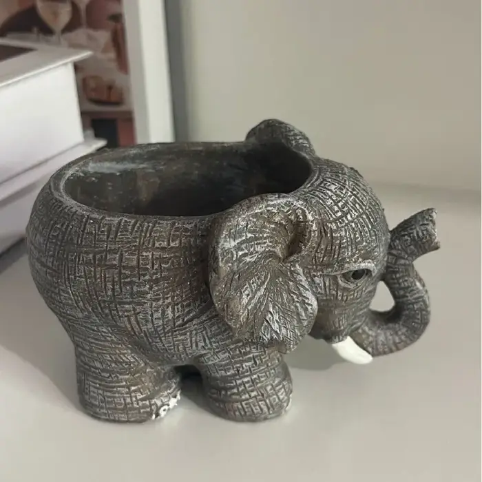 Jolie jardinière en résine en forme d'éléphant