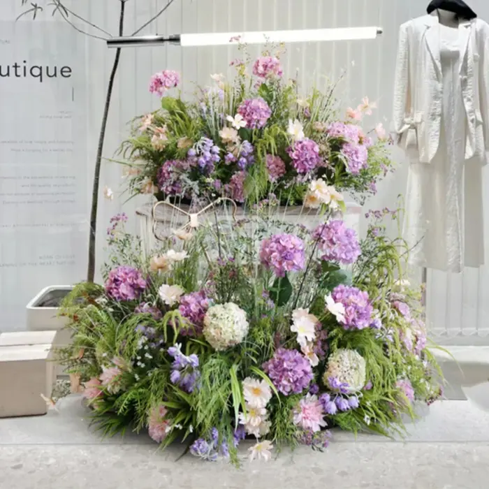 Hydrangée violette, plantes vertes, feuilles, fleurs au sol, décoration de fond de mariage, rangée de fleurs, arrangement, accessoires pour événements et banquets, vitrine.
