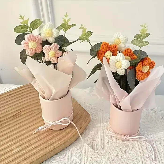 Bouquet fait main avec vase rose comprenant 5 fleurs au crochet