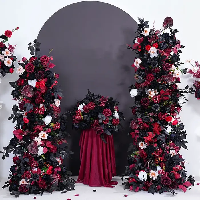Rangée de fleurs de roses de palmier noir bordeaux