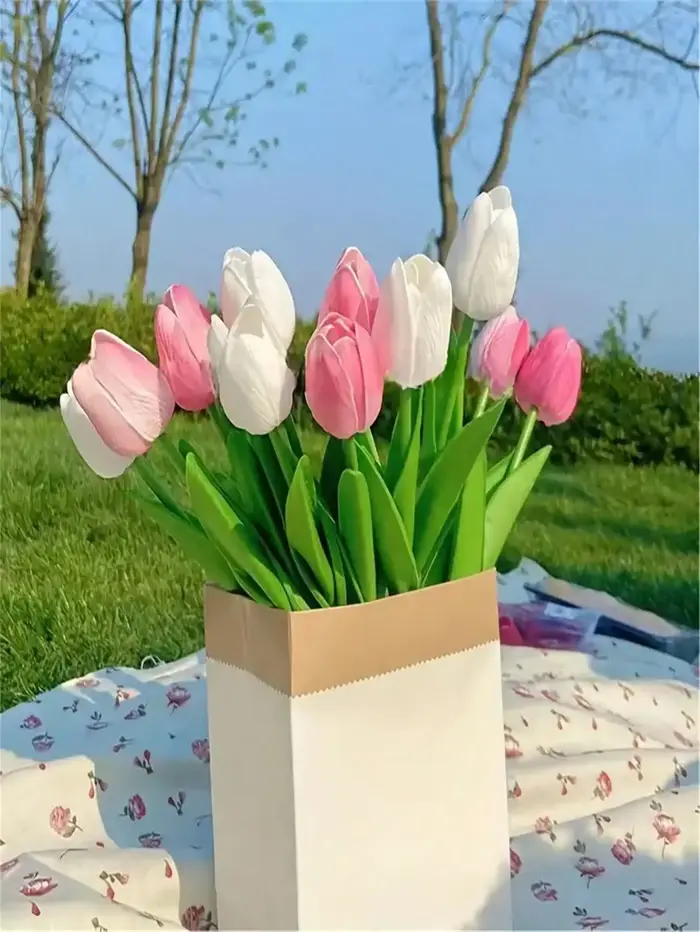 Un ensemble de 6 tulipes artificielles, idéales pour la décoration de la maison, la décoration florale de table pour anniversaire, fleurs de tulipes artificielles réalistes (vase non inclus)