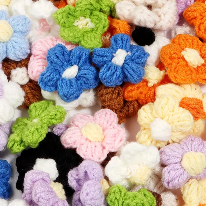 Fleurs en fil de coton de lait faites à la main