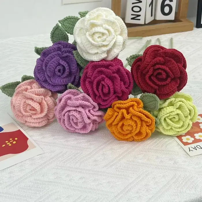 Bouquet de roses en raphia au Crochet fait à la main