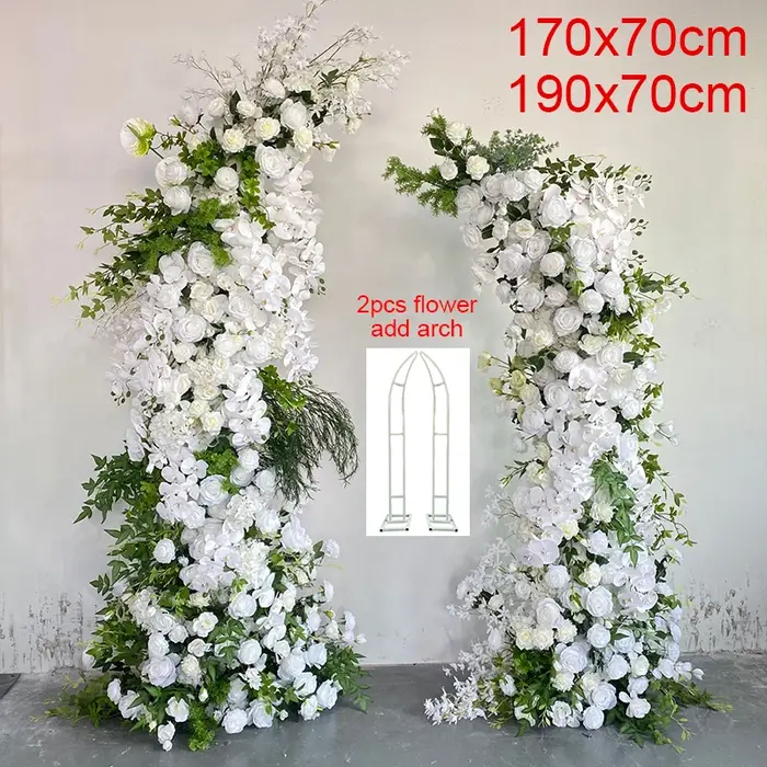 Décoration florale de mariage avec rangée de roses blanches et feuilles vertes