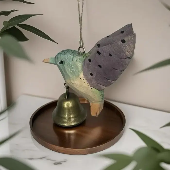 Figurine d'oiseau colibri sculptée à la main en bois avec clochette