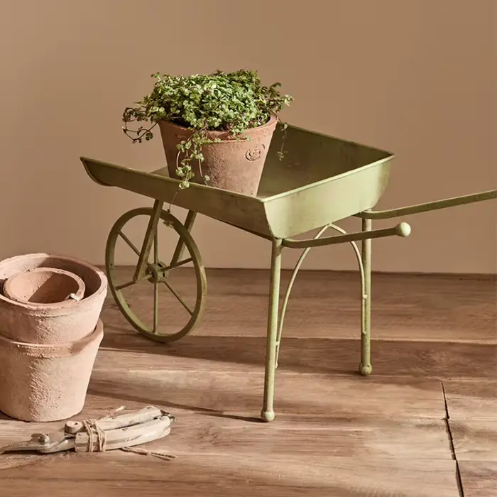 Pots de fleurs en fer vintage