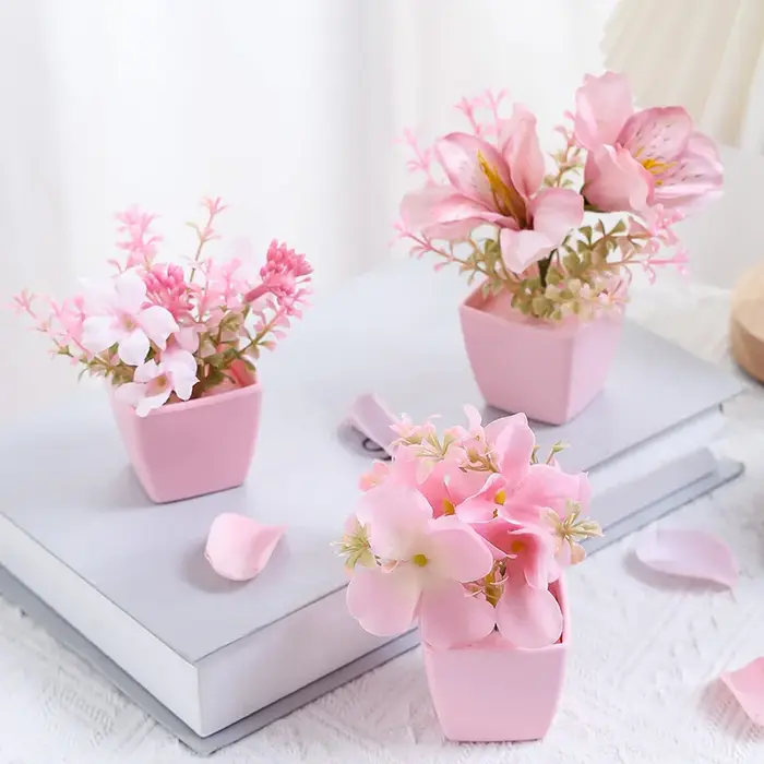 Plante en pot de fleurs artificielles