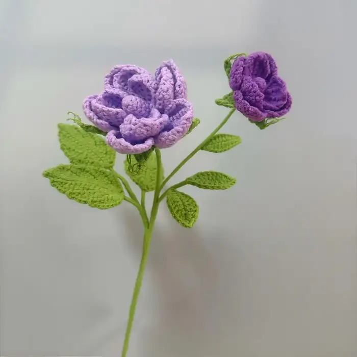 Simulation de camélia au crochet faite à la main