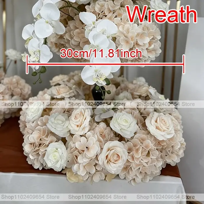 Arrangement floral suspendu de pivoines, orchidées et roses de la série Champagne pour la décoration