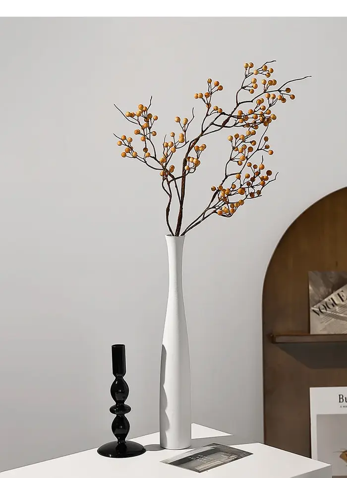Grand Vase à fleurs blanches coniques