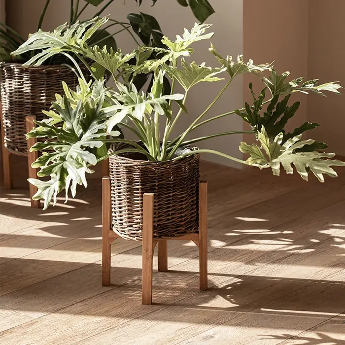 Grand panier de fleurs en bois et osier