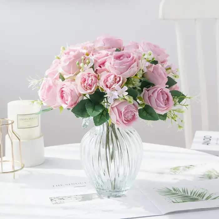 Vase à fleurs artificielles