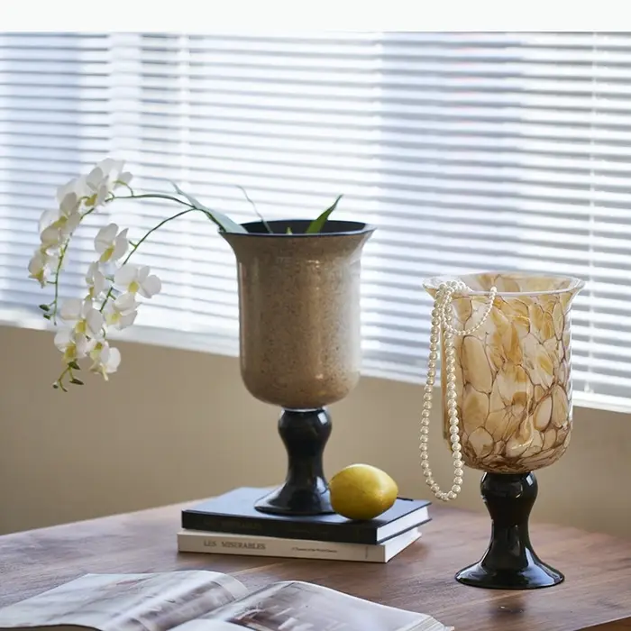Vase en verre à motif peint
