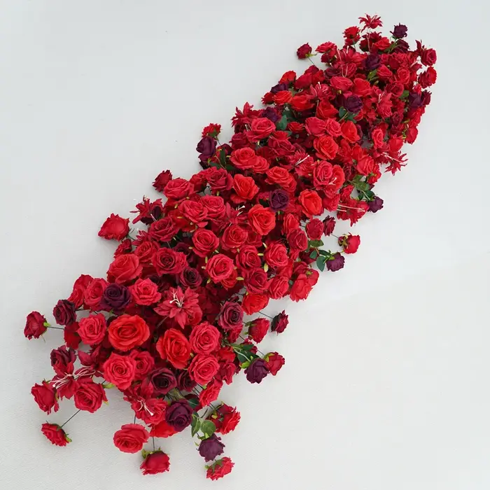 Arrangement de rangées de fleurs de roses rouge bordeaux