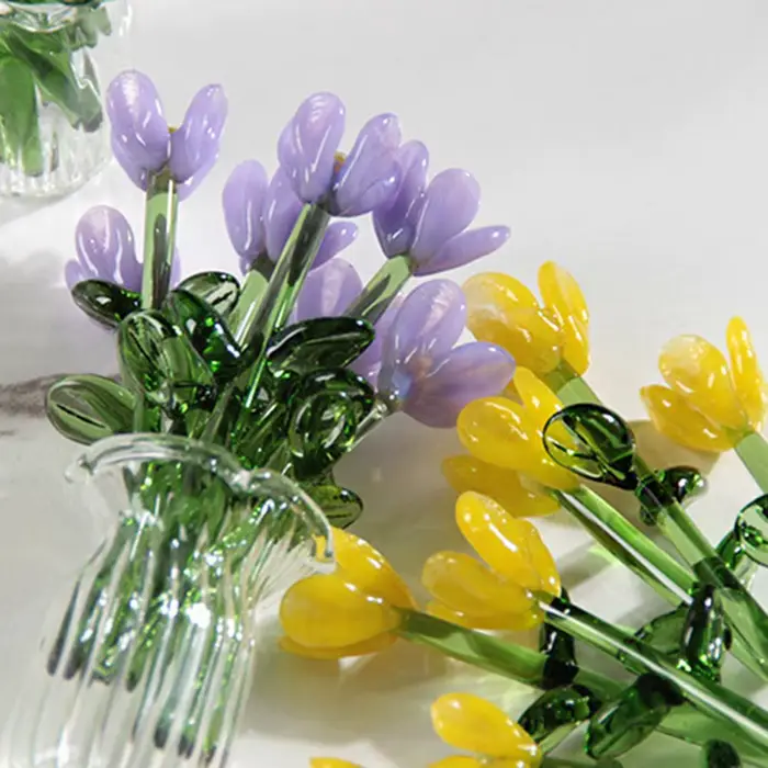 Bouquet de fleurs en verre avec vase