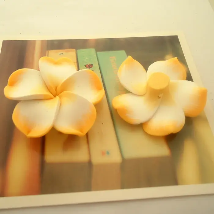 Lot de 10 grandes fleurs de Plumeria Frangipani Rubra en pâte polymère de 40 mm