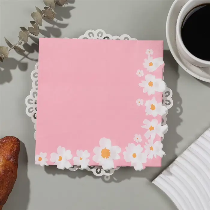 Serviettes en papier roses imprimées de fleurs