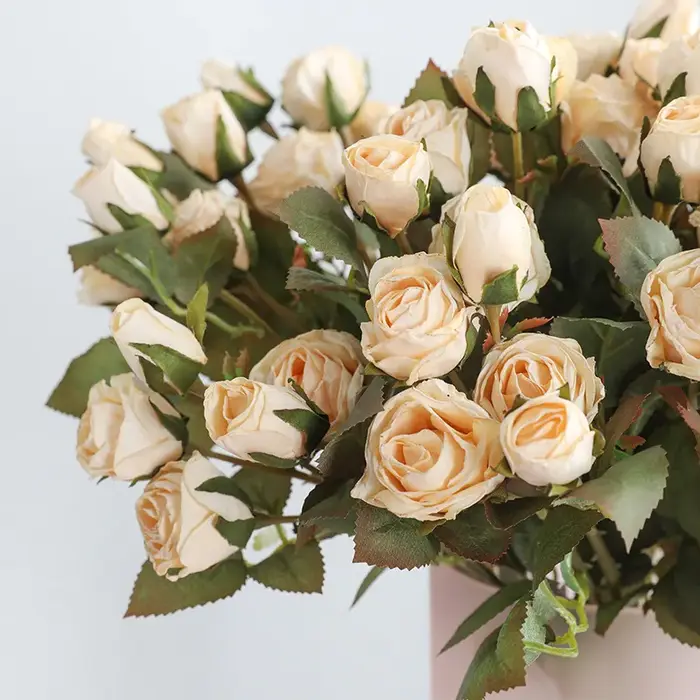 Fausses fleurs artificielles pour faire de vieux roses à bord de coke
