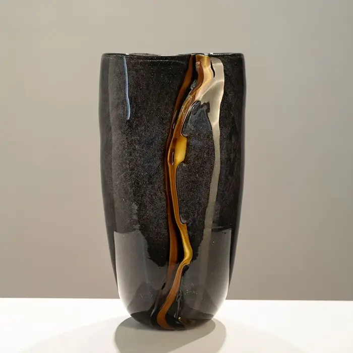 Vase à fleurs rétro noir veiné d'orange