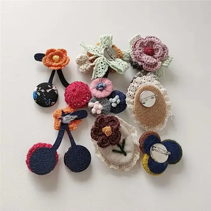Broche fleur en laine de coton faite à la main