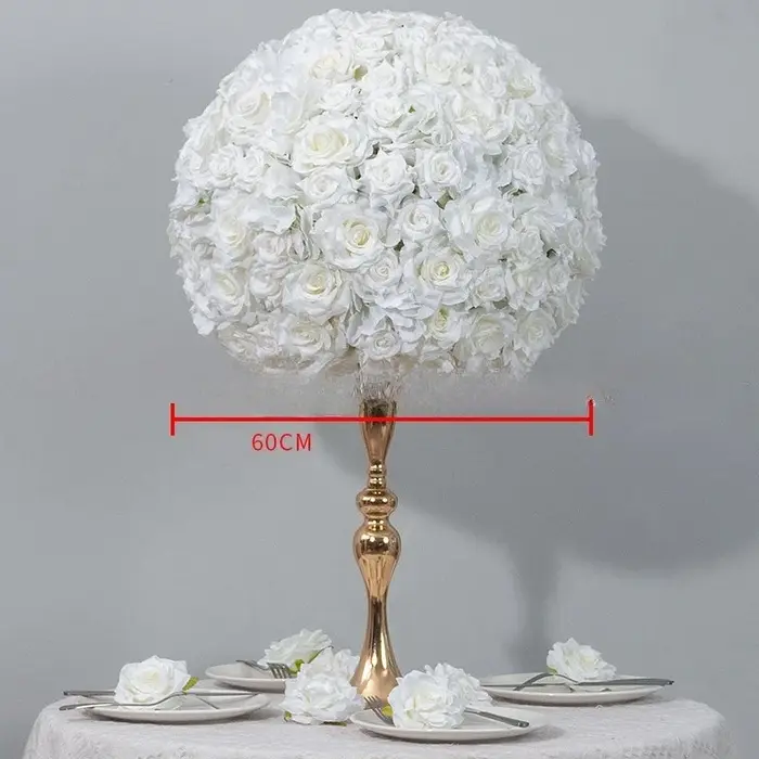 Nouvelles boules de fleurs de rêve ivoire exude le luxe dans les fenêtres d'exposition transformetent des tables de mariage en paramètres de banquet haut de gamme