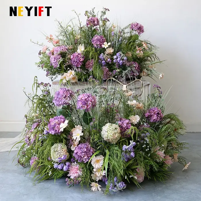 Hydrangée violette, plantes vertes, feuilles, fleurs au sol, décoration de fond de mariage, rangée de fleurs, arrangement, accessoires pour événements et banquets, vitrine.