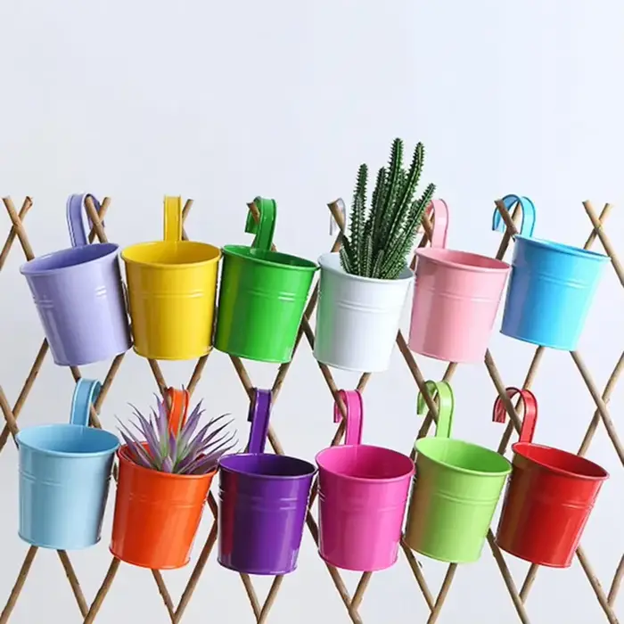 Pot de fleur suspendu en fer