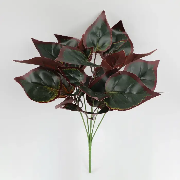 Plusieurs plantes vertes simulées